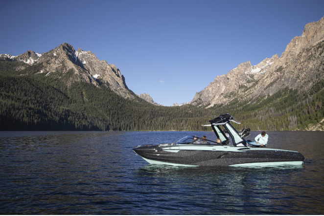 CENTURION BOATS 2020 FI25 BLENDS WORLD CLASS PERFORMANCE WITH SPORTY STYLE